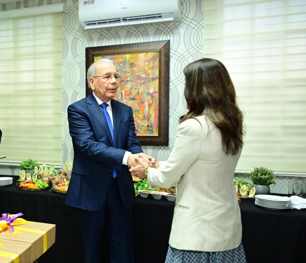 Danilo Medina se reúne con embajadora de Estados Unidos para tratar temas institucionales